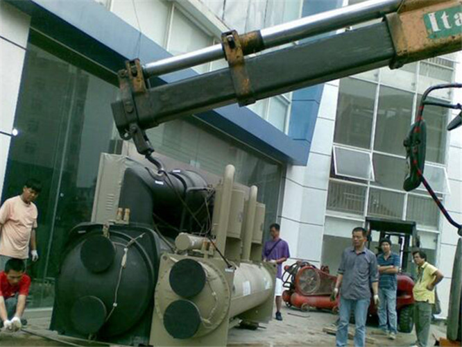 随车吊和汽车吊的核心区别是什么？哪种更省钱？